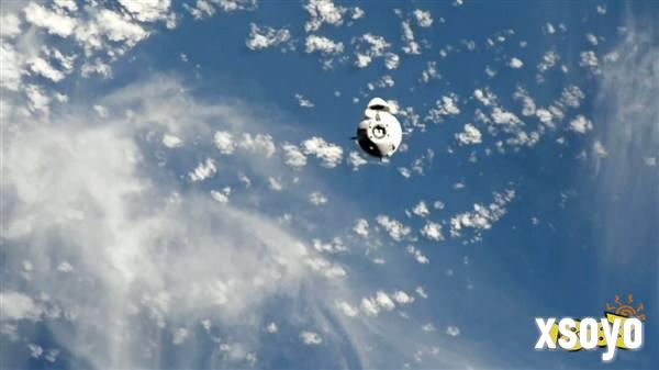 星际半年游即将结束！SpaceX龙飞船到达国际空间站！