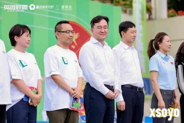 天生英雄不言弃!爱心大使Uzi见证英雄联盟公益足球场落地