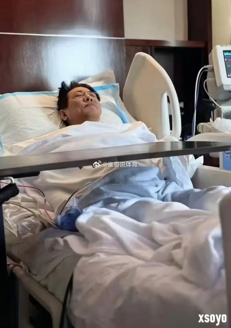 62岁李连杰晒躺病床照片 面容憔悴：自发文报平安