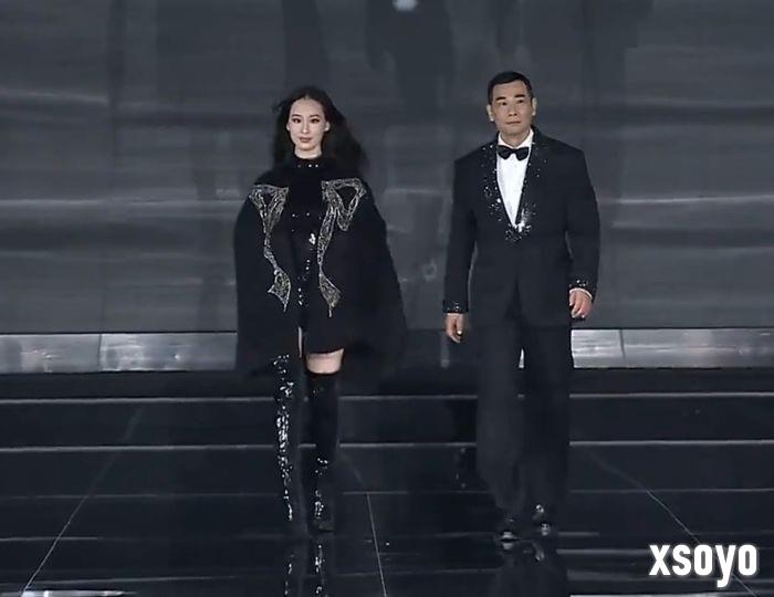 赵文卓带大女儿赵子仪走秀 女儿高颜值撞脸黄圣依