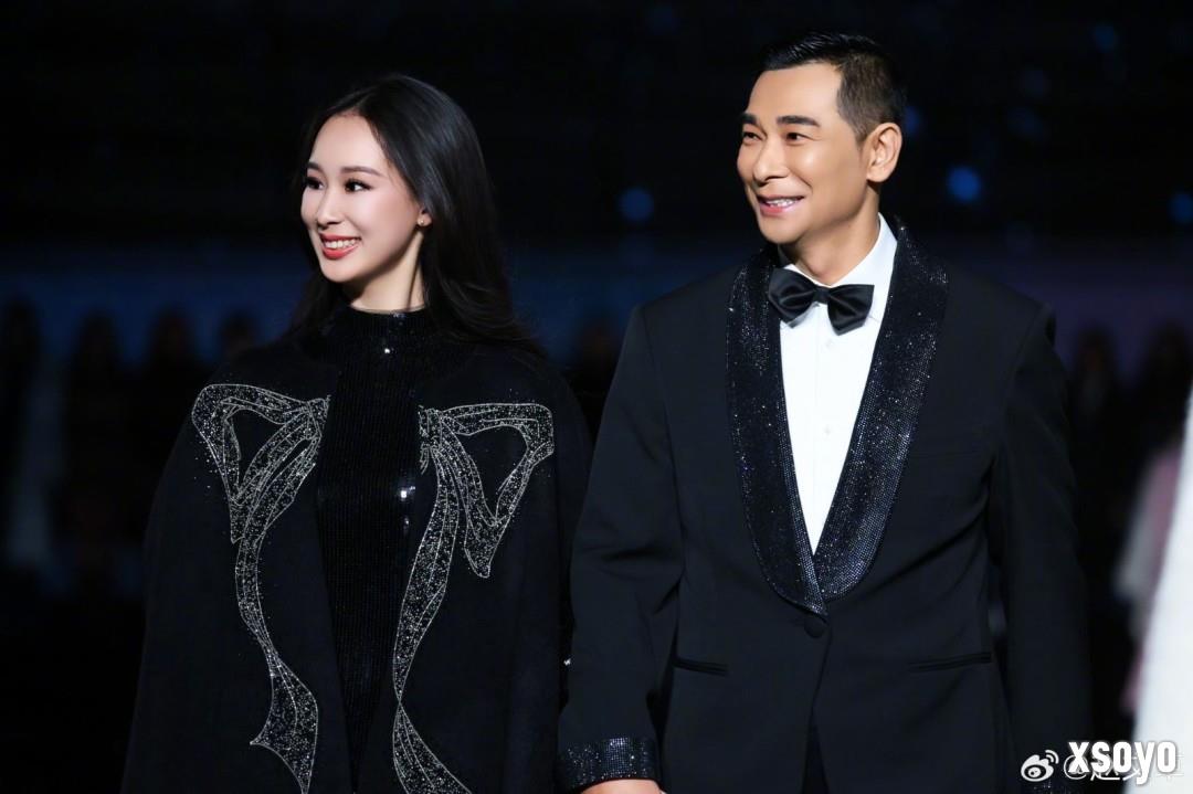 赵文卓带大女儿赵子仪走秀 女儿高颜值撞脸黄圣依