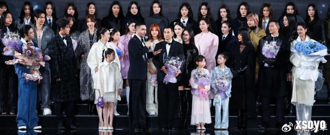 赵文卓带大女儿赵子仪走秀 女儿高颜值撞脸黄圣依
