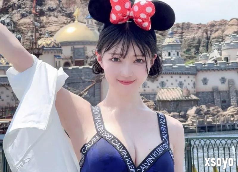 美女推主逛迪士尼乐园穿得太性感 在网上引起争议