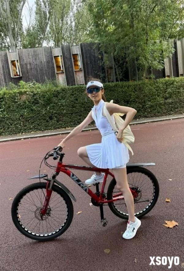 章泽天新照曝光：穿网球服骑单车少女感满满