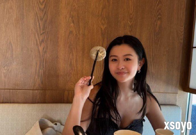 邱淑贞二女儿晒照：淡妆吊带 美丽大方自然