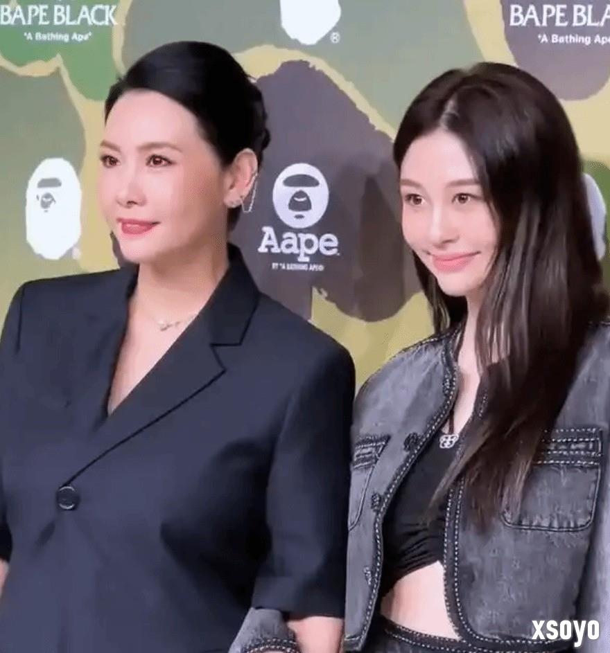 邱淑贞二女儿晒照：淡妆吊带 美丽大方自然