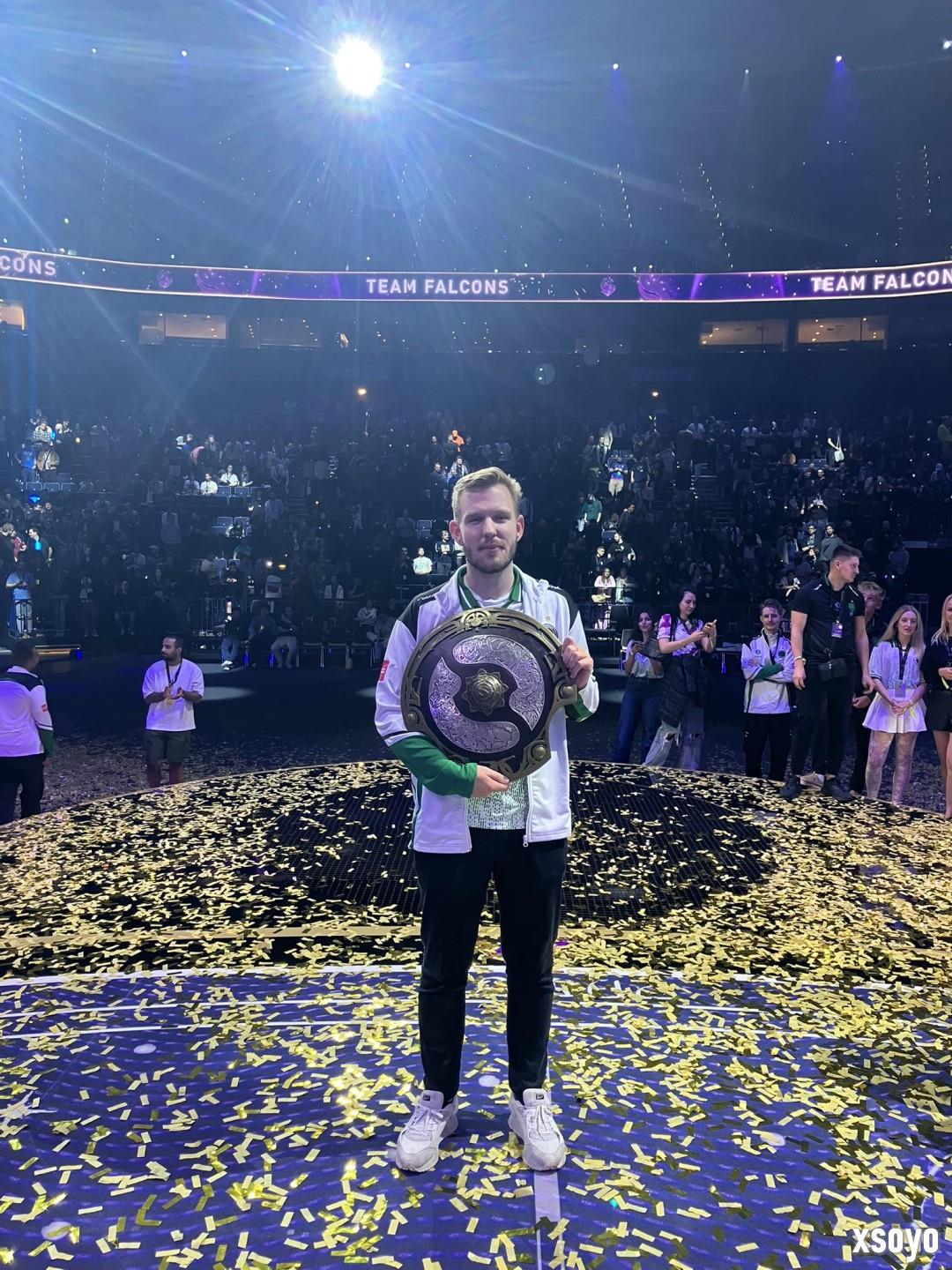 《DOTA2》TI14中国队XG 2：3不敌Falcons获得亚军