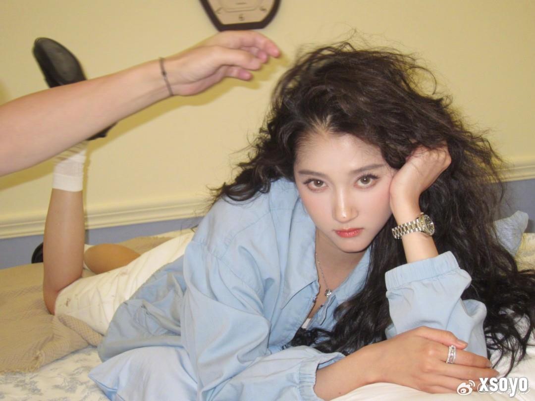 关晓彤晒28岁生日美照：更成熟 越来越漂亮！