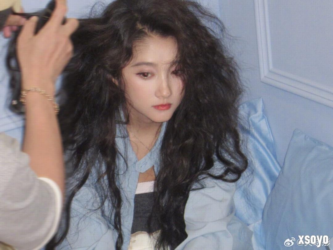 关晓彤晒28岁生日美照：更成熟 越来越漂亮！