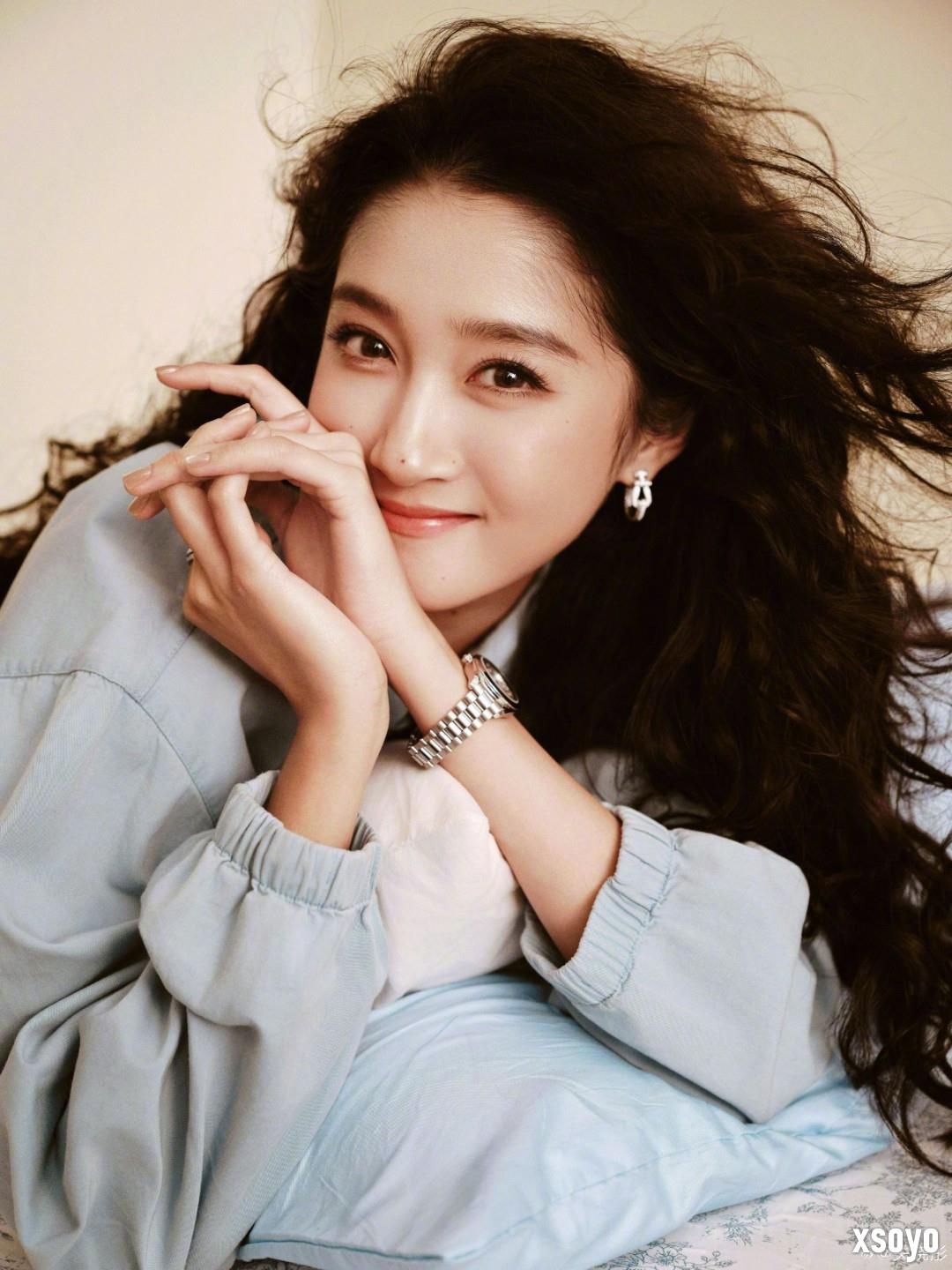 关晓彤晒28岁生日美照：更成熟 越来越漂亮！