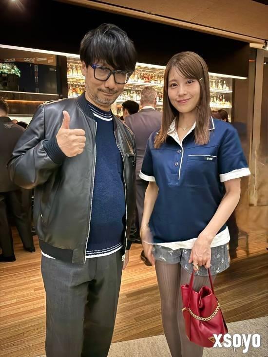 集邮大神小岛秀夫与有村架纯合影 网友：新游戏角色？