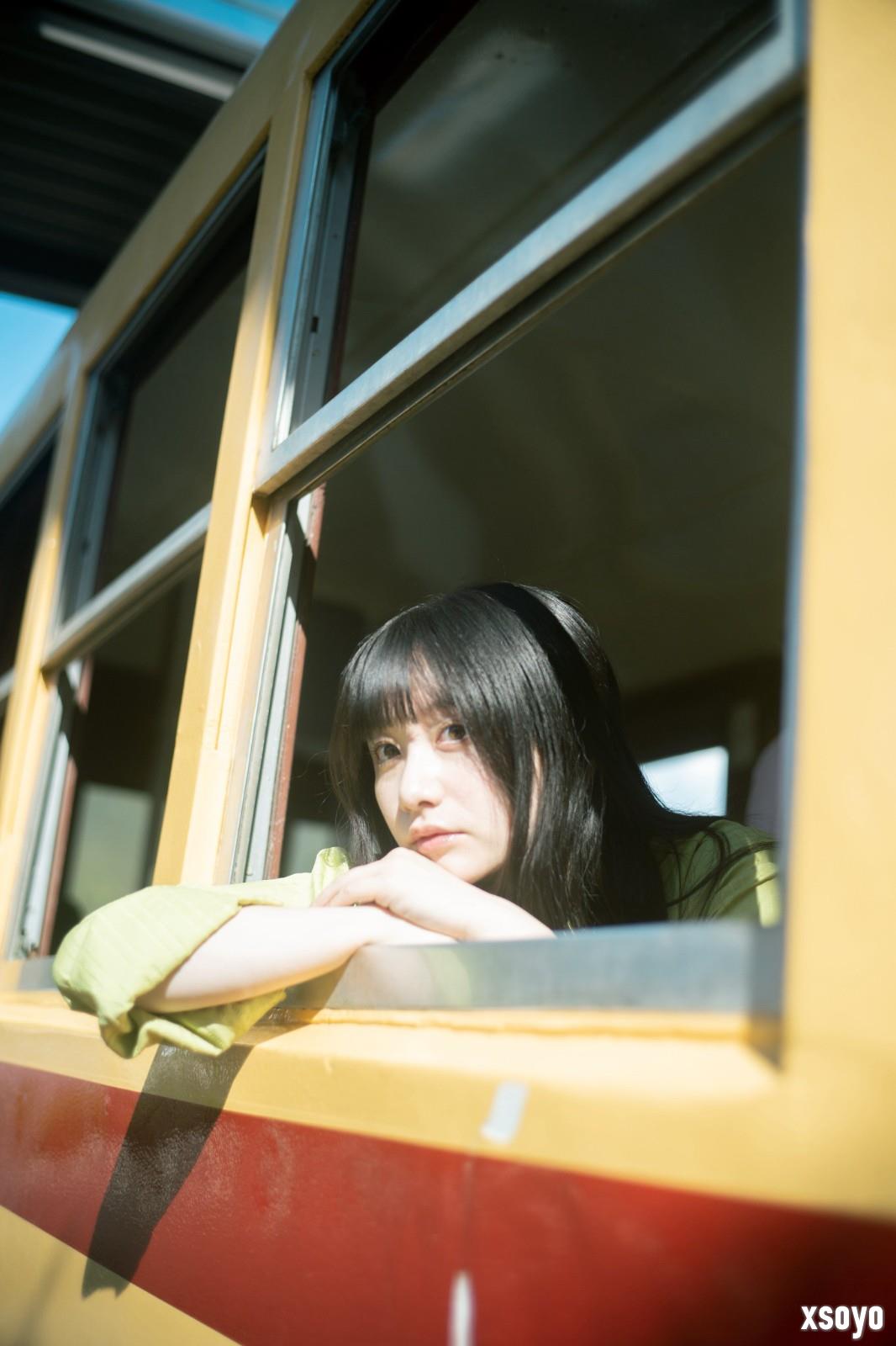 《寂静岭f》美女脸模晒与PS5光盘合照 很漂亮