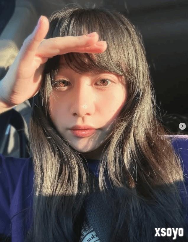 《寂静岭f》美女脸模晒与PS5光盘合照 很漂亮
