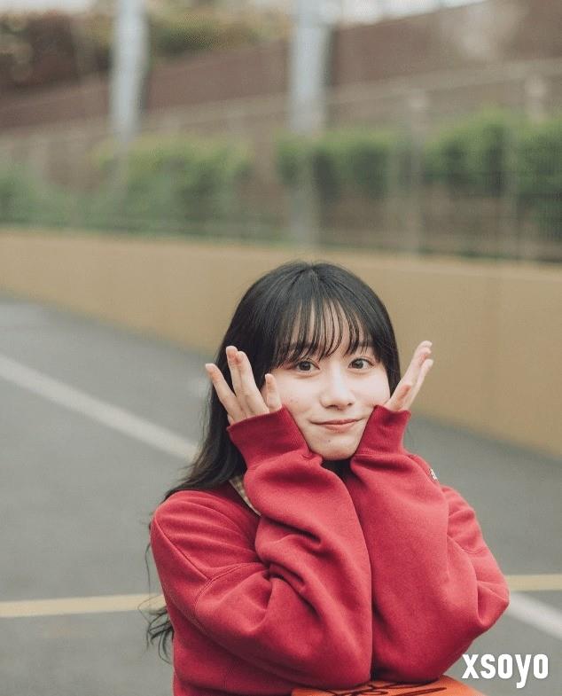 《寂静岭f》美女脸模晒与PS5光盘合照 很漂亮