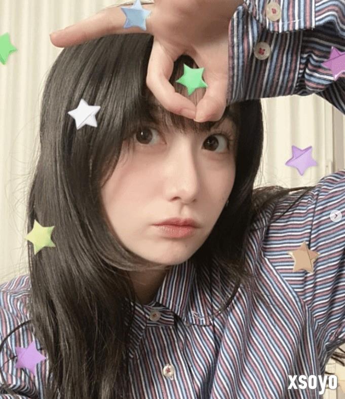 《寂静岭f》美女脸模晒与PS5光盘合照 很漂亮