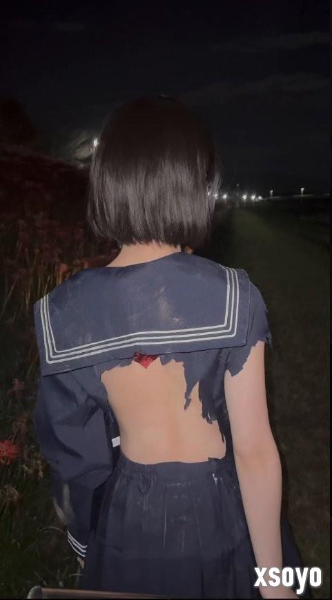 绝美后背！ 日本妹子cos《寂静岭f》深水雏子