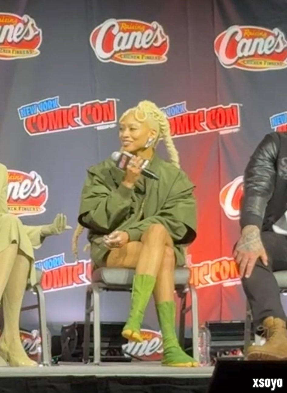 《星际:异端先知》光头女主最爱玩《真人快打1》