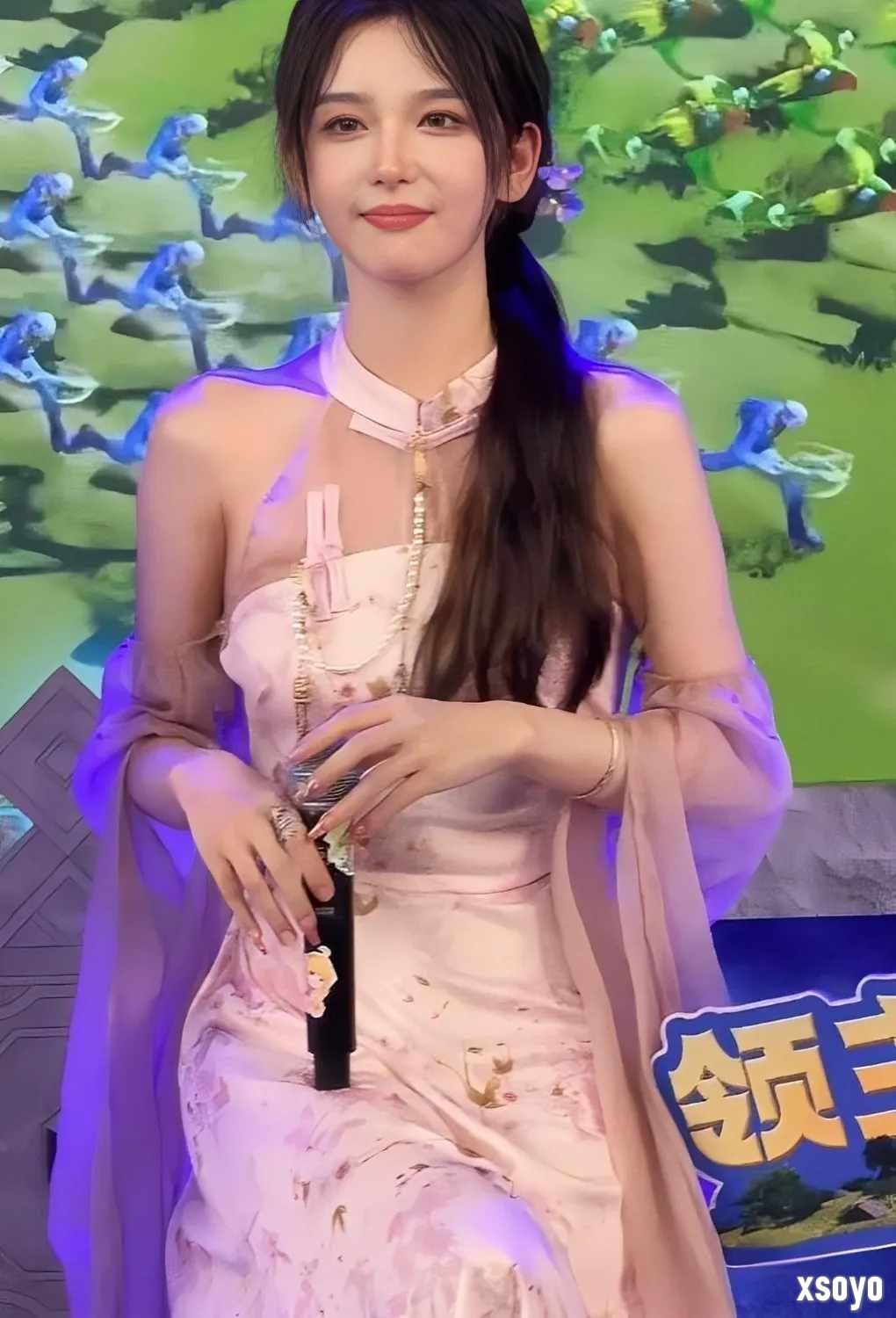 S15赛事解说Rita新中式造型出圈 网友直呼塔子姐好美