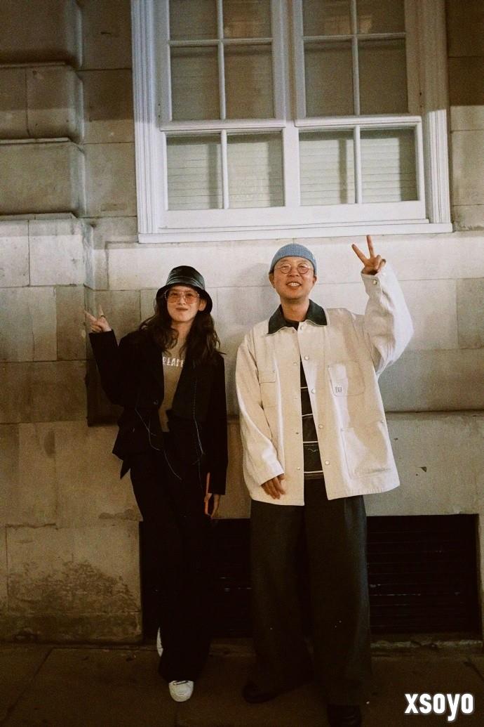 杜海涛晒与章泽天伦敦看展合照 章泽天松弛感拉满