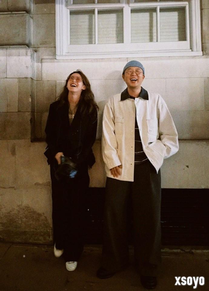 杜海涛晒与章泽天伦敦看展合照 章泽天松弛感拉满