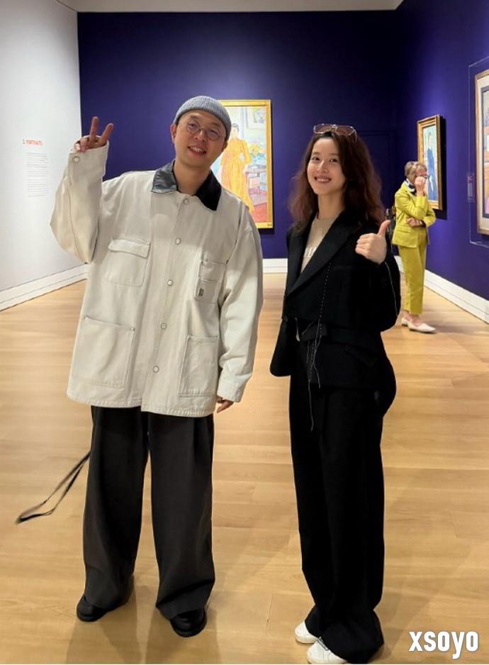 杜海涛晒与章泽天伦敦看展合照 章泽天松弛感拉满