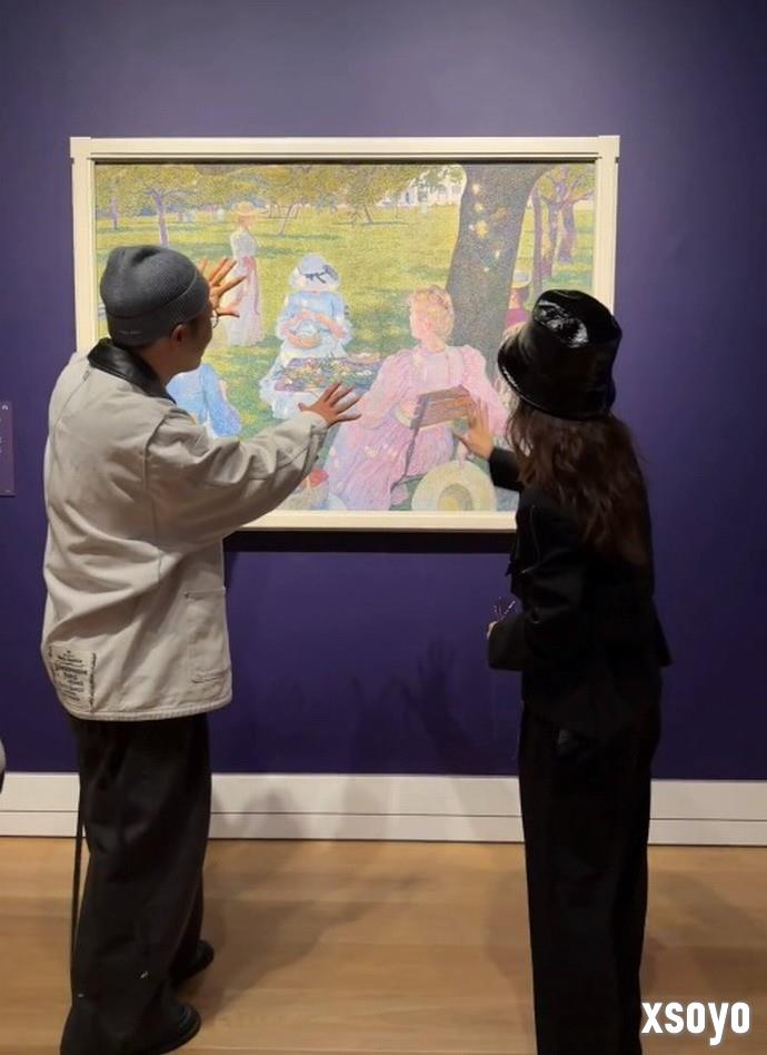 杜海涛晒与章泽天伦敦看展合照 章泽天松弛感拉满