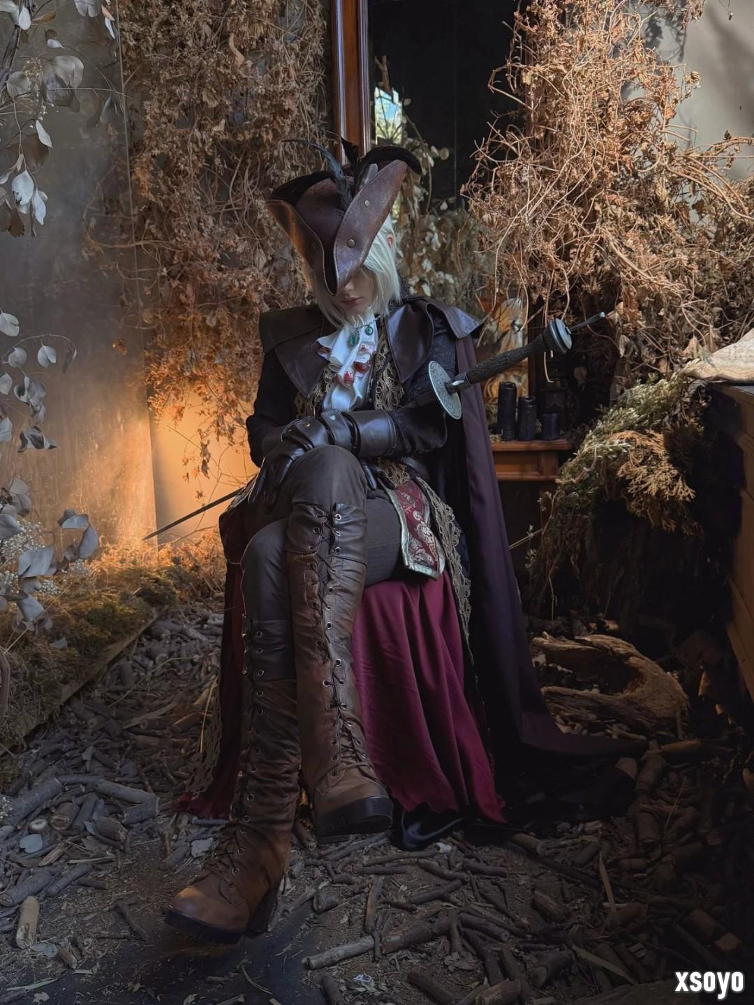 Coser神还原《血源诅咒》玛利亚 落叶中的致命优雅