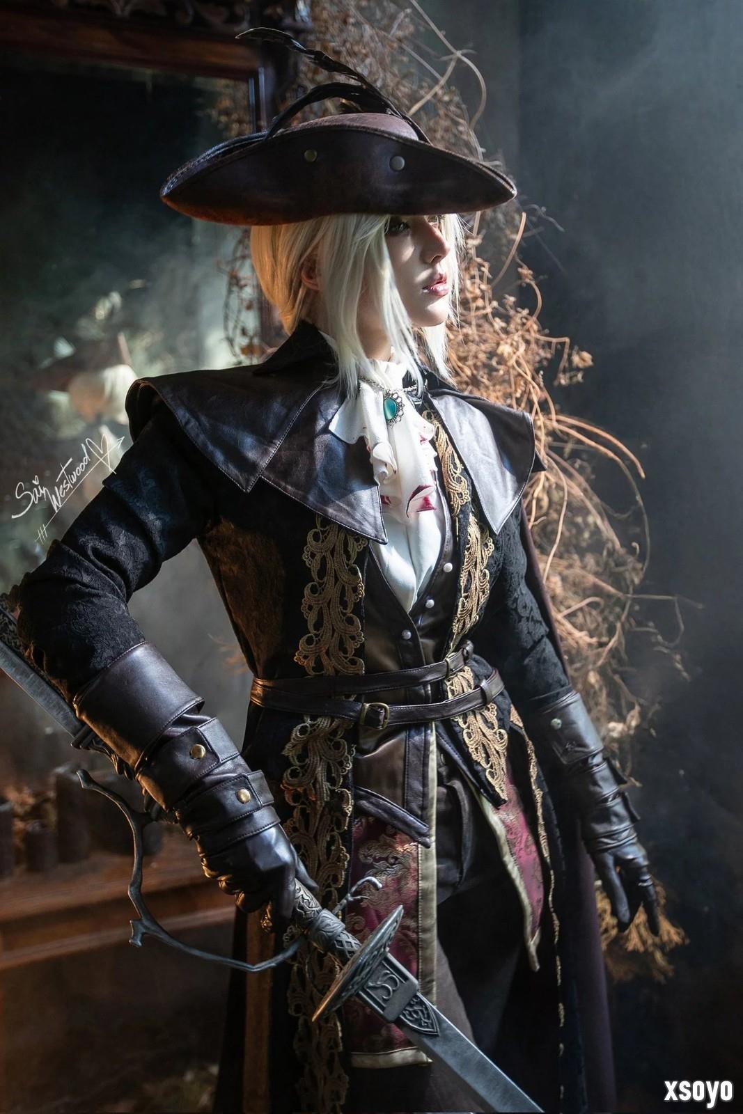 Coser神还原《血源诅咒》玛利亚 落叶中的致命优雅