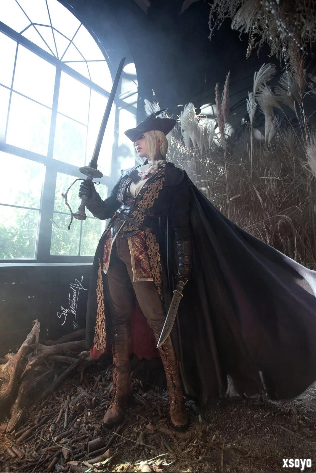 Coser神还原《血源诅咒》玛利亚 落叶中的致命优雅