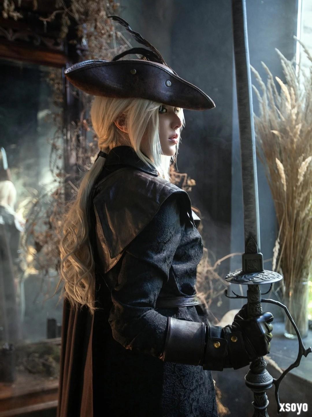 Coser神还原《血源诅咒》玛利亚 落叶中的致命优雅