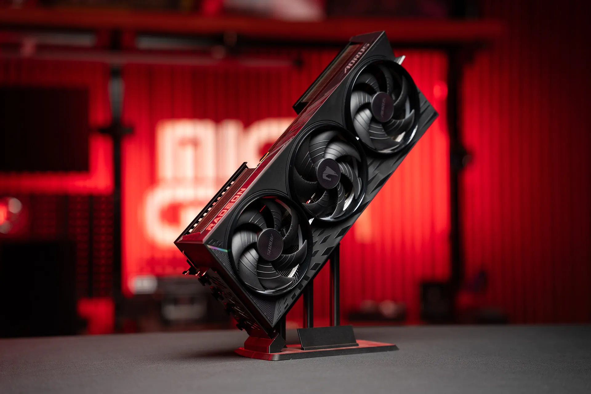 AMD停止支持旧显卡引起公愤！现认怂宣布继续支持