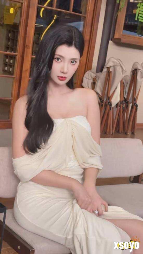 王星辰优雅长裙造型