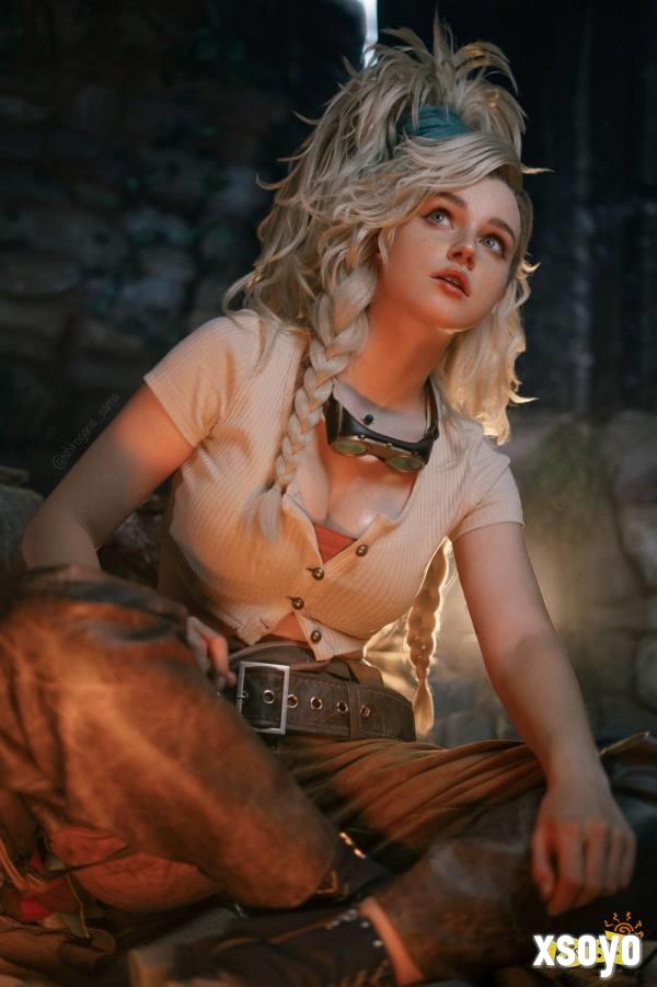 杰玛 Cos 姿态:工作中的转身动作