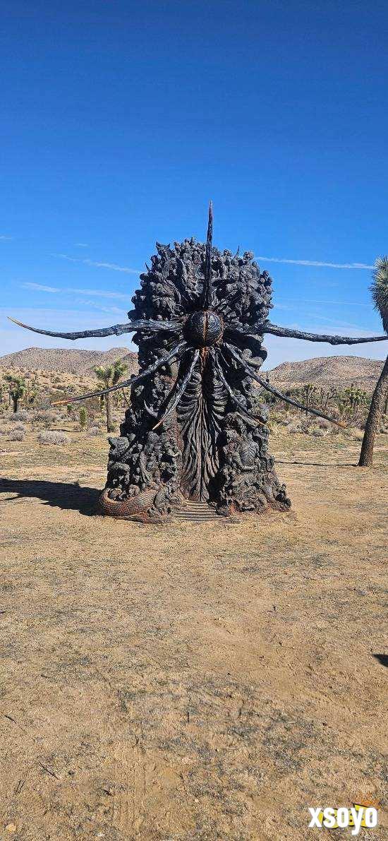 神秘雕像现场近照