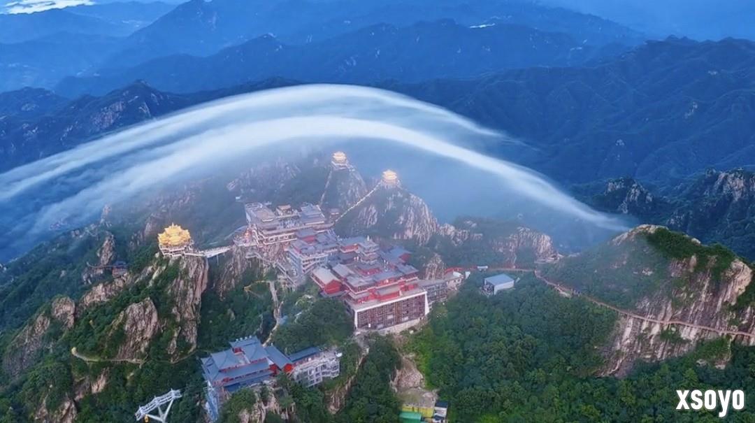 男子在老君山拍到灵气护罩奇观 形似护宗大阵！