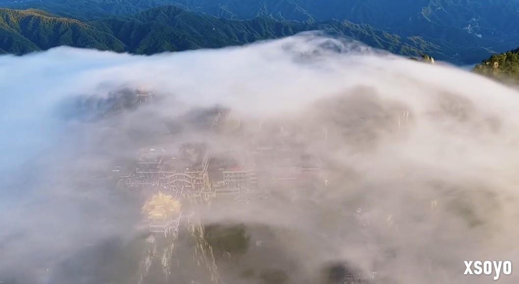 男子在老君山拍到灵气护罩奇观 形似护宗大阵！